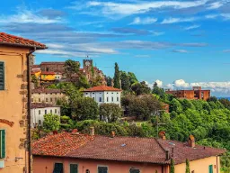 Montecatini Alto med historiska hus och gröna omgivningar Montecatini Alto med historiska hus och gröna omgivningar