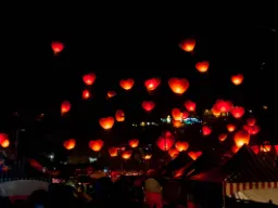 Pingxi Sky Lantern-festivalen, där man skriver sina önskningar på lyktorna innan de släpps.