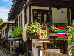 Traditionella hus i Etar friluftsmuseum, som visar bulgariskt hantverk och arkitektur från 1800-talet