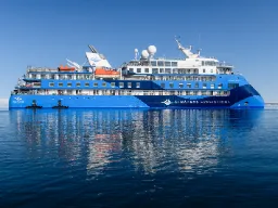 Det finns cirka 100 besättningsmedlemmar på Ocean Albatros Det finns cirka 100 besättningsmedlemmar på Ocean Albatros
