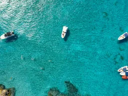 Solsken och turkosblått vatten