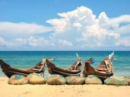 Fiskebåtar på stranden vid Danang