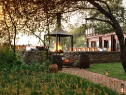 Det utomhus restaurangområdet vid Tau Game Lodge Det utomhus restaurangområdet vid Tau Game Lodge
