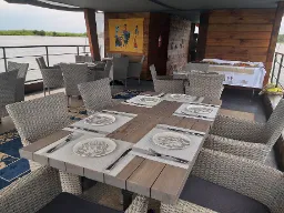 Båten är förberedd för måltid Båten är förberedd för måltid