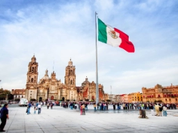 Plaza de la Constitución (Zócalo) i Mexico City med Metropolitan-katedralen i bakgrunden – den största i hela Amerika