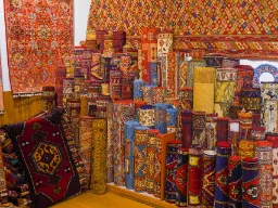 Traditionella, färgglada turkiska mattor och kelimer Traditionella, färgglada turkiska mattor och kelimer