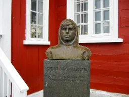 Staty av polarforskaren Knud Rasmussen i Ilulissat Staty av polarforskaren Knud Rasmussen i Ilulissat