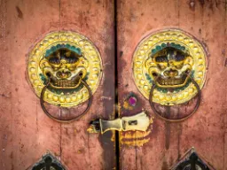 Dekorativa lejonhuvud-dörrhandtag – traditionell symbol för skydd i kinesisk och mongolisk arkitektur