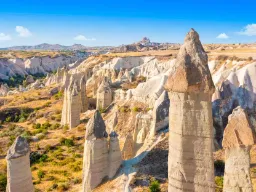 Fairy chimneys i Kappadokien nära Göreme, Turkiet – ett unikt landskap format av vind och vatten under tusentals år Fairy chimneys i Kappadokien nära Göreme, Turkiet – ett unikt landskap format av vind och vatten under tusentals år