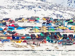 Färggranna trähus i Ilulissat – färgen visar vem som bor där, eller snarare deras yrke – de röda är t.ex. kyrka, skola, handel Färggranna trähus i Ilulissat – färgen visar vem som bor där, eller snarare deras yrke – de röda är t.ex. kyrka, skola, handel