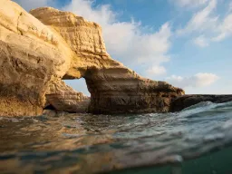 De berömda havsgrottorna nära Peyia, väster om Paphos