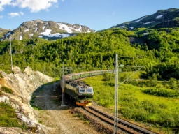 Flåmsbanan och snötäckta bergstoppar