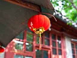 Röd kinesisk lykta – symbol för lycka och fest i Kina