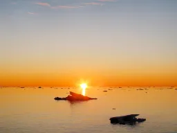 Solnedgång över det stilla vattnet Solnedgång över det stilla vattnet