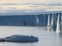 Enorm glaciärfront där isen möter havet — en typisk arktisk tidvattenglaciär Enorm glaciärfront där isen möter havet — en typisk arktisk tidvattenglaciär