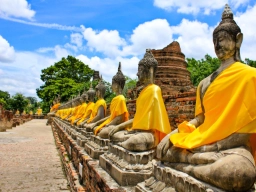 Sittande Buddha-statyer vid Wat Yai Chai Mongkhon i Ayutthaya