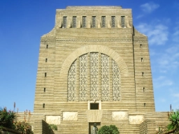 Voortrekkerna (holländska bosättare) besegrade en grupp zuluer i slaget vid Blood River 1838. Därför restes detta monument