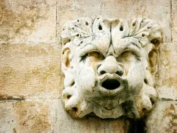 Stenmask på Onofrio-fontänen i Dubrovniks gamla stad, byggd 1438