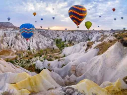Varmluftsballonger svävar över de unika klippformationerna i Kappadokien Varmluftsballonger svävar över de unika klippformationerna i Kappadokien