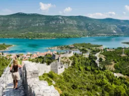 Ston på Pelješac-halvön i Kroatien – känd för sina imponerande medeltida murar, ofta kallad ”Europas kinesiska mur”