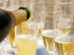 Champagnen hälles upp, och förväntningarna ökas