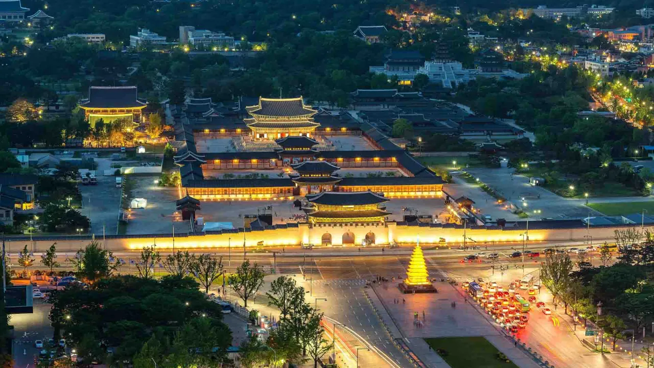 Gyeongbokgung-palatset i Seoul – vackert upplyst på kvällen Gyeongbokgung-palatset i Seoul – vackert upplyst på kvällen