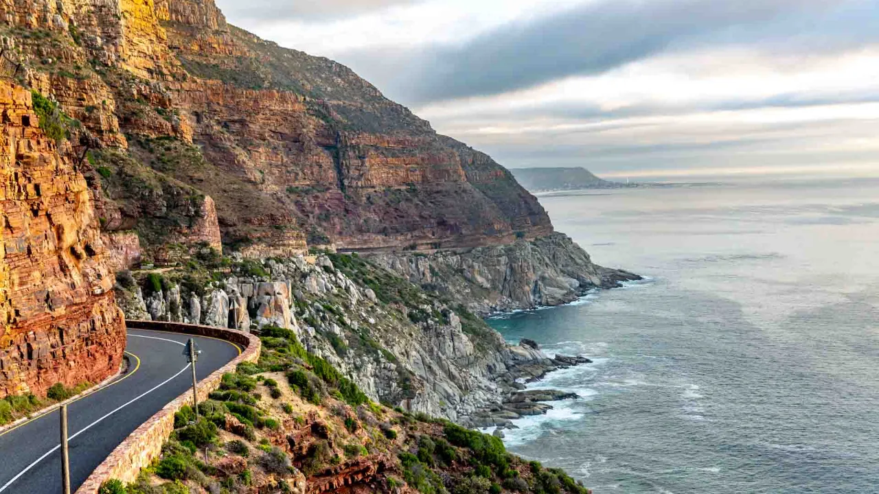 Vägen till Chapmans Peak nära Kapstaden är huggen direkt in i de branta klipporna