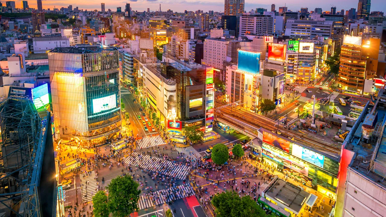 Shibuya-korsningen i Tokyo är fylld med neonljus och stora skärmar Shibuya-korsningen i Tokyo är fylld med neonljus och stora skärmar