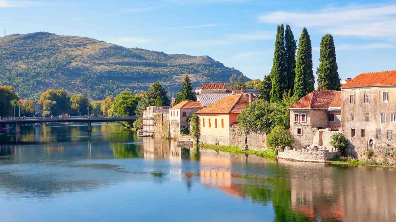 Trebinje – en dold pärla vid floden Trebišnjica, där medelhavsstämning och bergens lugn smälter samman