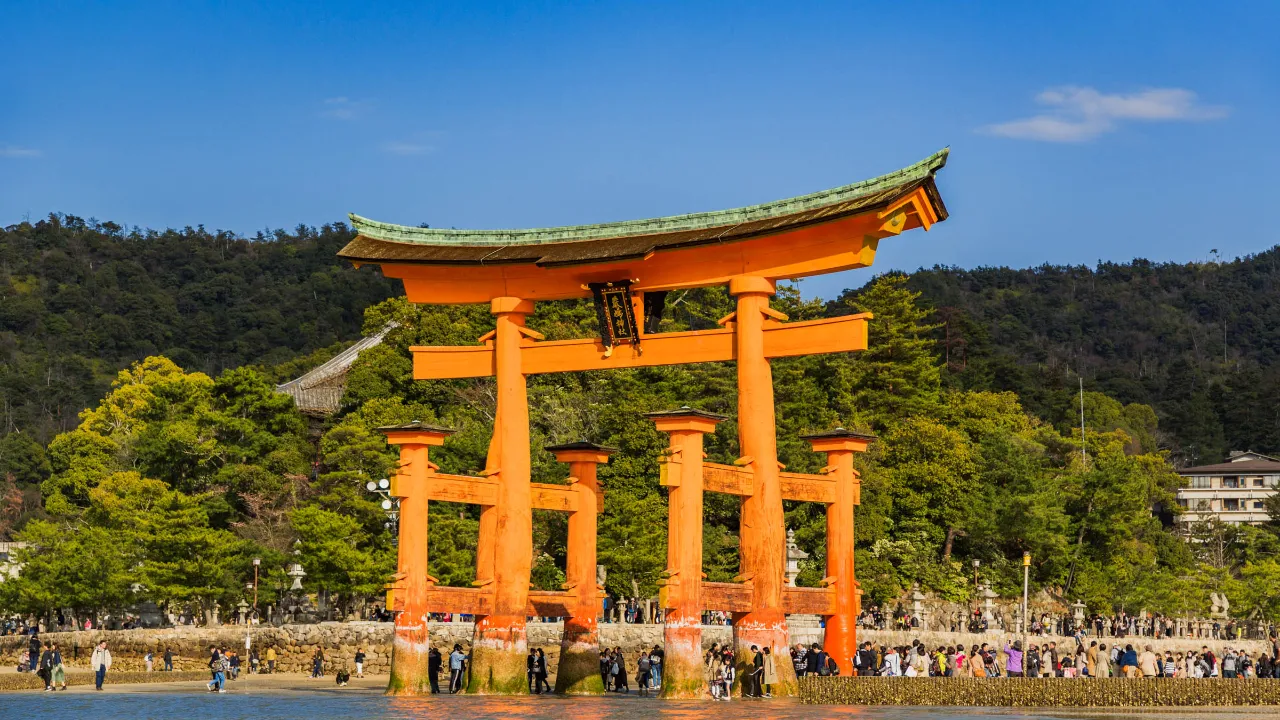 Den ikoniska torii-porten vid Itsukushima-helgedomen på Miyajima Den ikoniska torii-porten vid Itsukushima-helgedomen på Miyajima