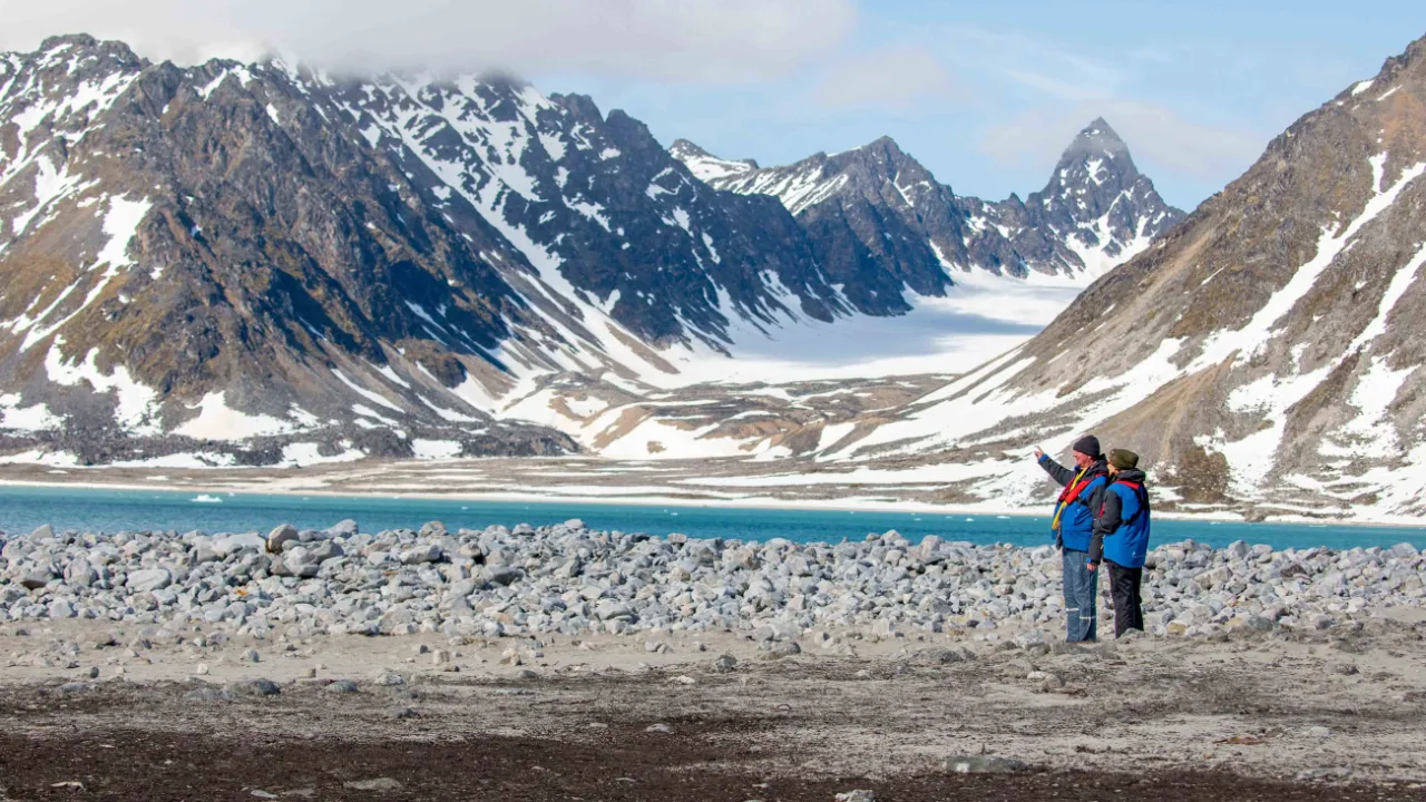 Svalbard består av en grupp öar där Spetsbergen är den största Svalbard består av en grupp öar där Spetsbergen är den största