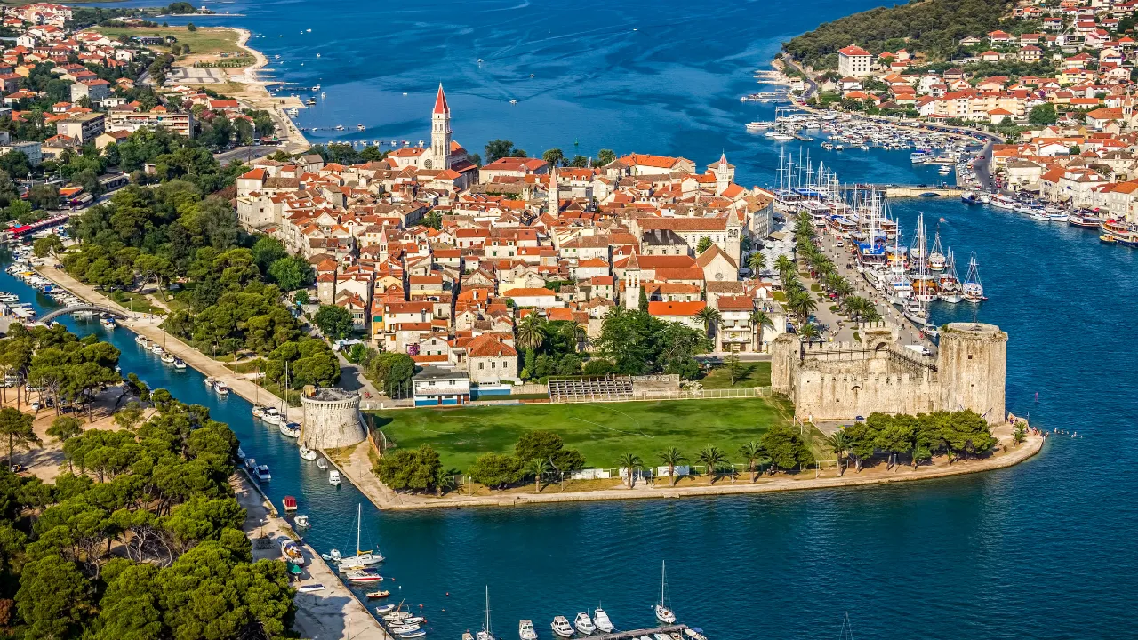 Gamla stan i Trogir är känd för sin välbevarade medeltida arkitektur Gamla stan i Trogir är känd för sin välbevarade medeltida arkitektur