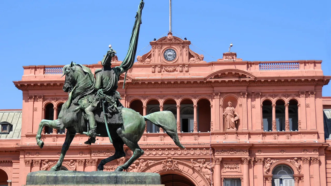 Casa Rosada – känd för Juan och Eva ”Evita” Peróns tal till folket på Plaza de Mayo i Buenos Aires Casa Rosada – känd för Juan och Eva ”Evita” Peróns tal till folket på Plaza de Mayo i Buenos Aires
