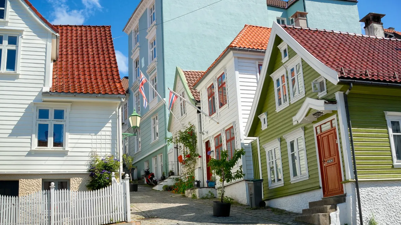 Charmiga trähus i Bergens gamla stadsdel