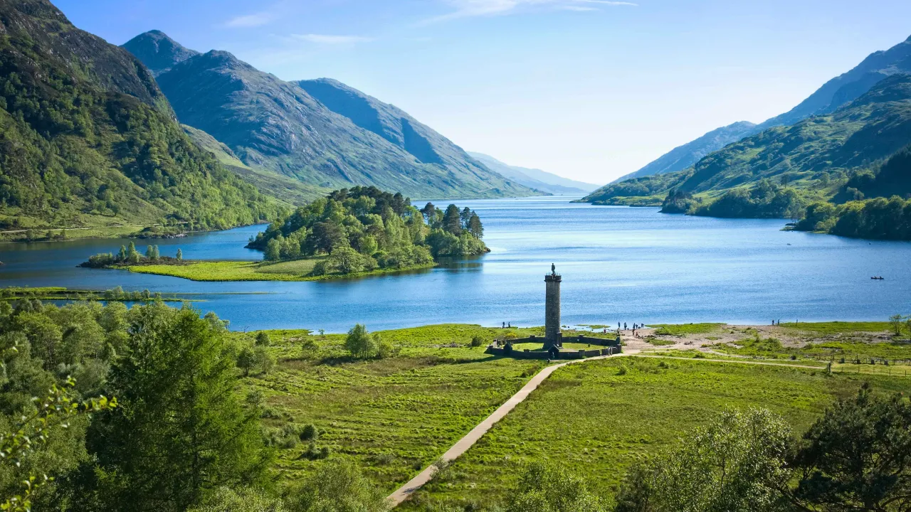 Glenfinnan-monumentet vid sjön Loch Shiel Glenfinnan-monumentet vid sjön Loch Shiel