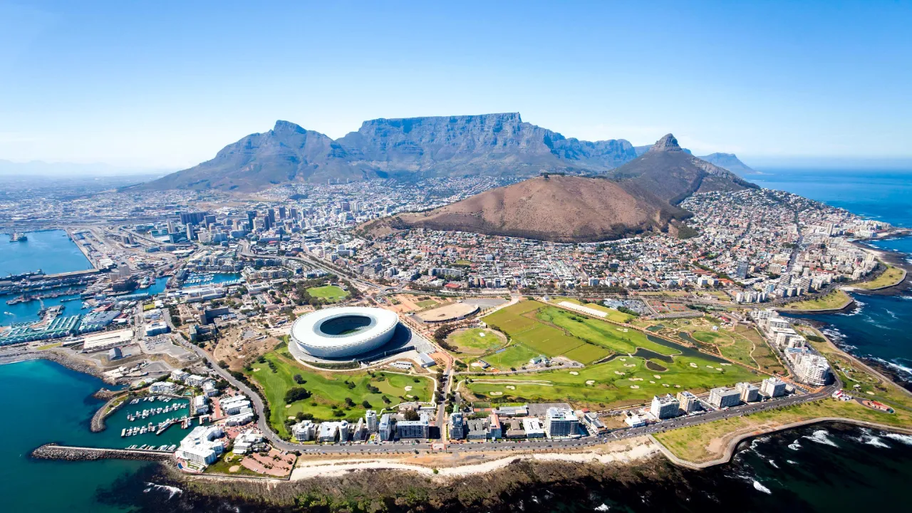 Cape Town Stadium i förgrunden och Taffelberget i bakgrunden Cape Town Stadium i förgrunden och Taffelberget i bakgrunden