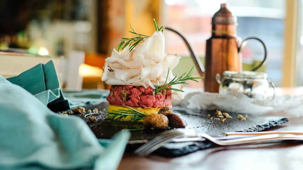 Burger med lardo och färska örter Burger med lardo och färska örter