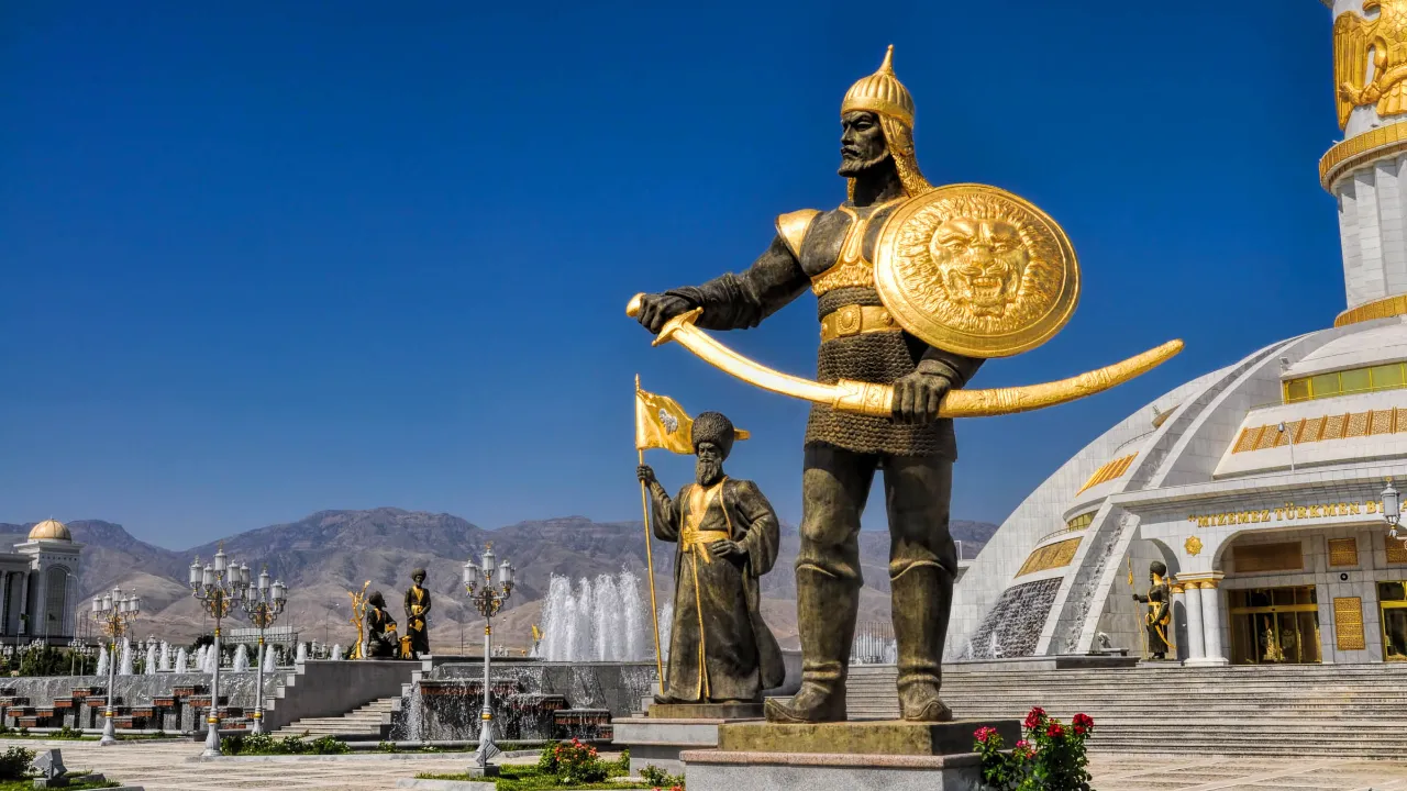 Asjchabad, Turkmenistan – monumentet över landets självständighet med gyllene krigarstatyer Asjchabad, Turkmenistan – monumentet över landets självständighet med gyllene krigarstatyer