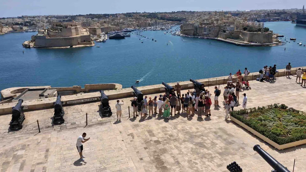 Utsikt från Upper Barrakka Gardens i Valletta