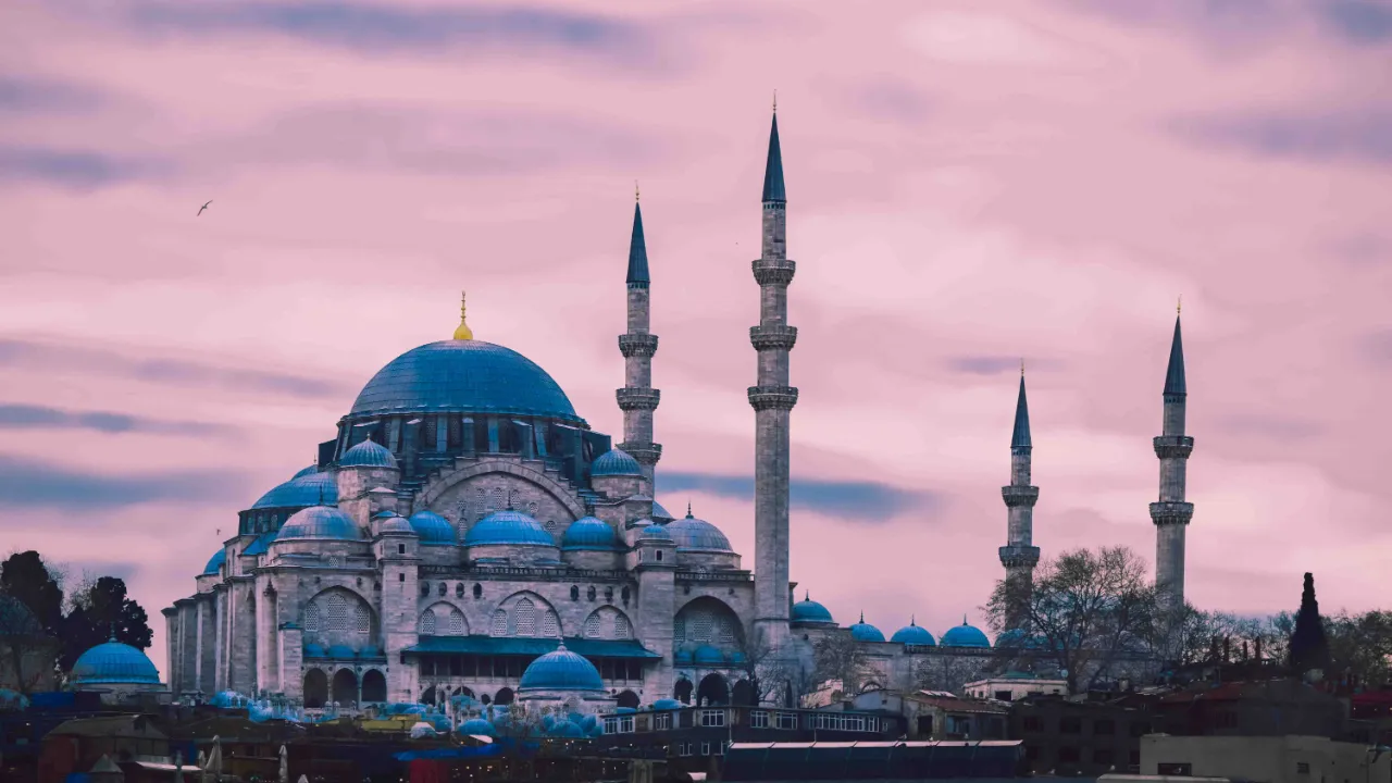 Süleymaniyemoskén från 1500-talet med sina fyra smala minareter Süleymaniyemoskén från 1500-talet med sina fyra smala minareter