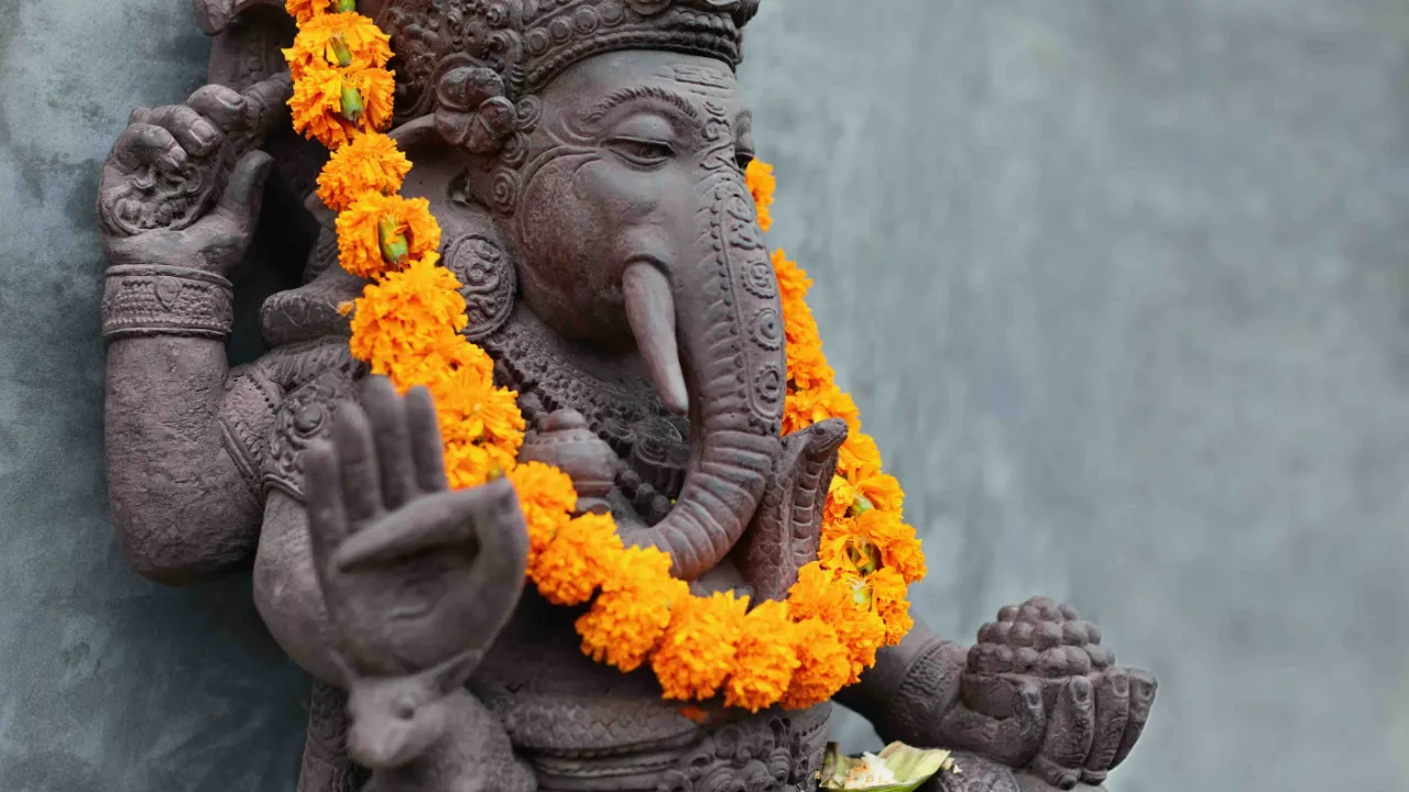 Ganesha-staty med blomsterkrans Ganesha-staty med blomsterkrans