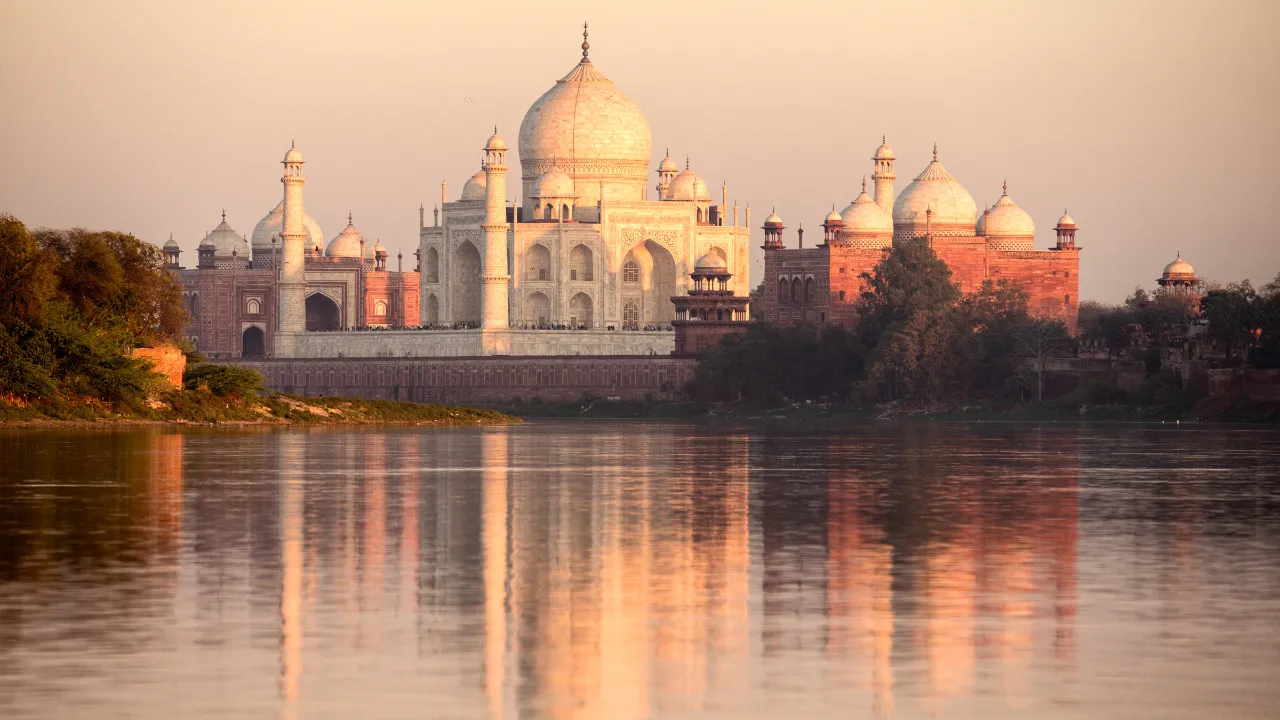 Utsikt över Taj Mahal vid Yamuna-floden