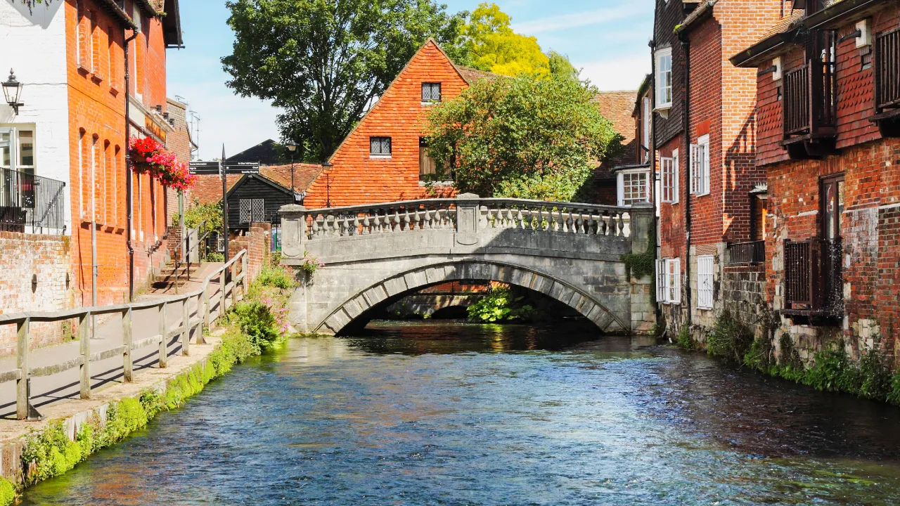 Winchester – känd för sin charm, broar och klassiska engelska arkitektur Winchester – känd för sin charm, broar och klassiska engelska arkitektur