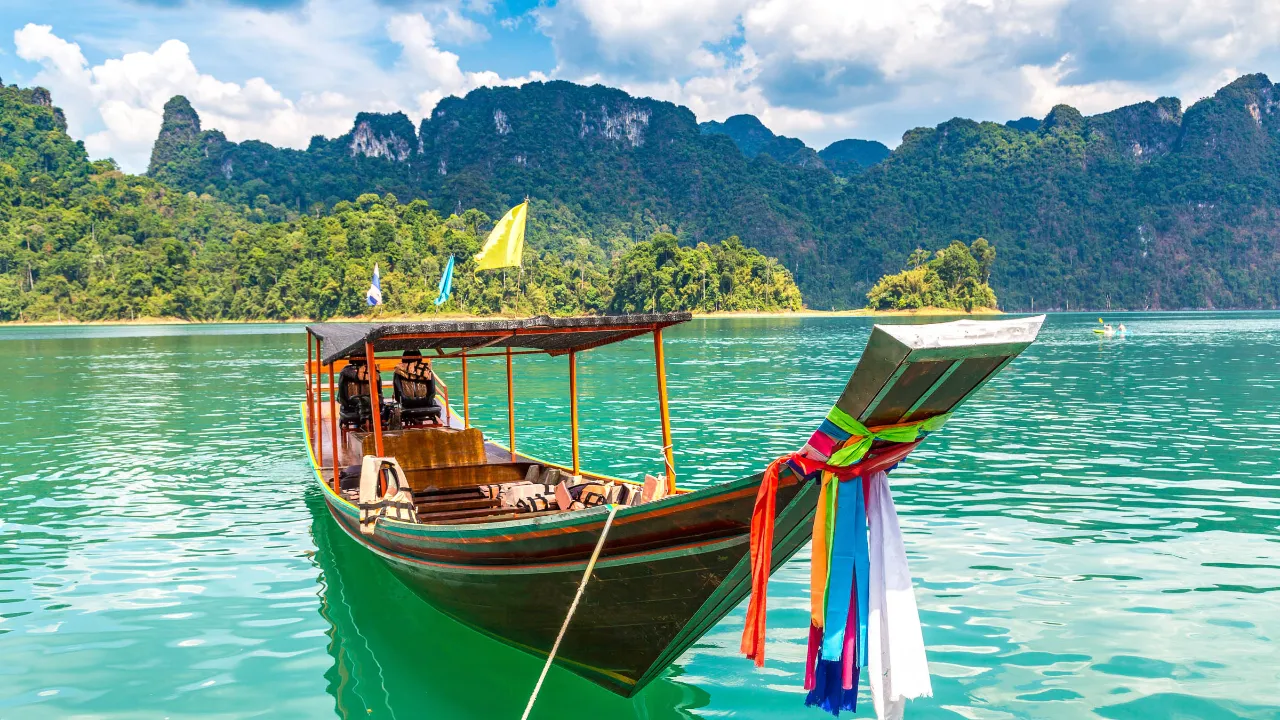 Traditionell thailändsk longtail-båt i Khao Sok nationalpark Traditionell thailändsk longtail-båt i Khao Sok nationalpark