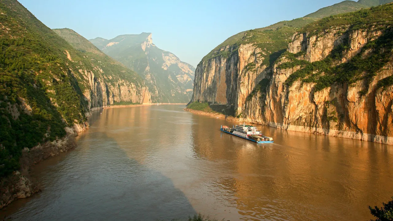 Kuimen-porten är den naturliga "porten" till Qutang-klippan – den första och smalaste av De Tre Ravinerna på Yangtze-floden