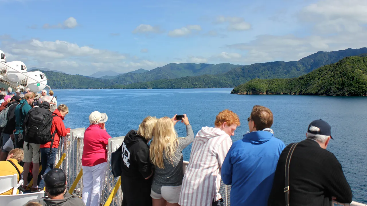 Bluebridge-färjan förbinder Nordön (Wellington) med Sydön (Picton) Bluebridge-färjan förbinder Nordön (Wellington) med Sydön (Picton)