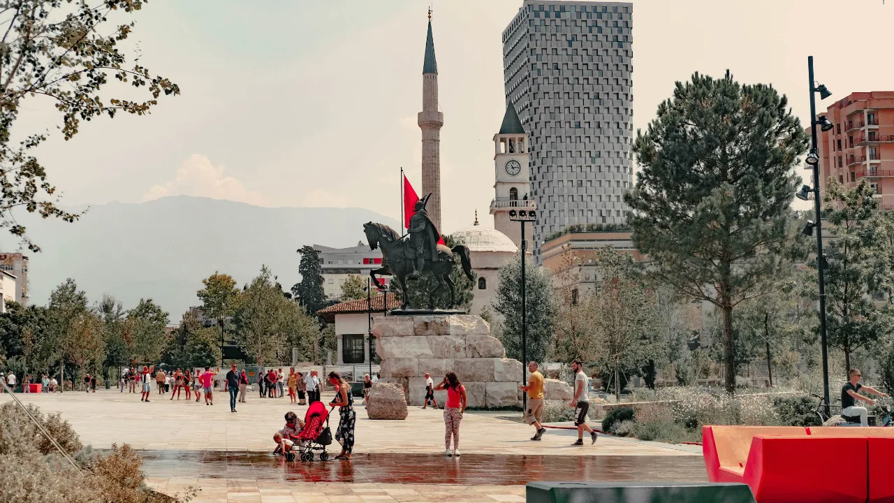 Tirana med Skanderbeg-statyn