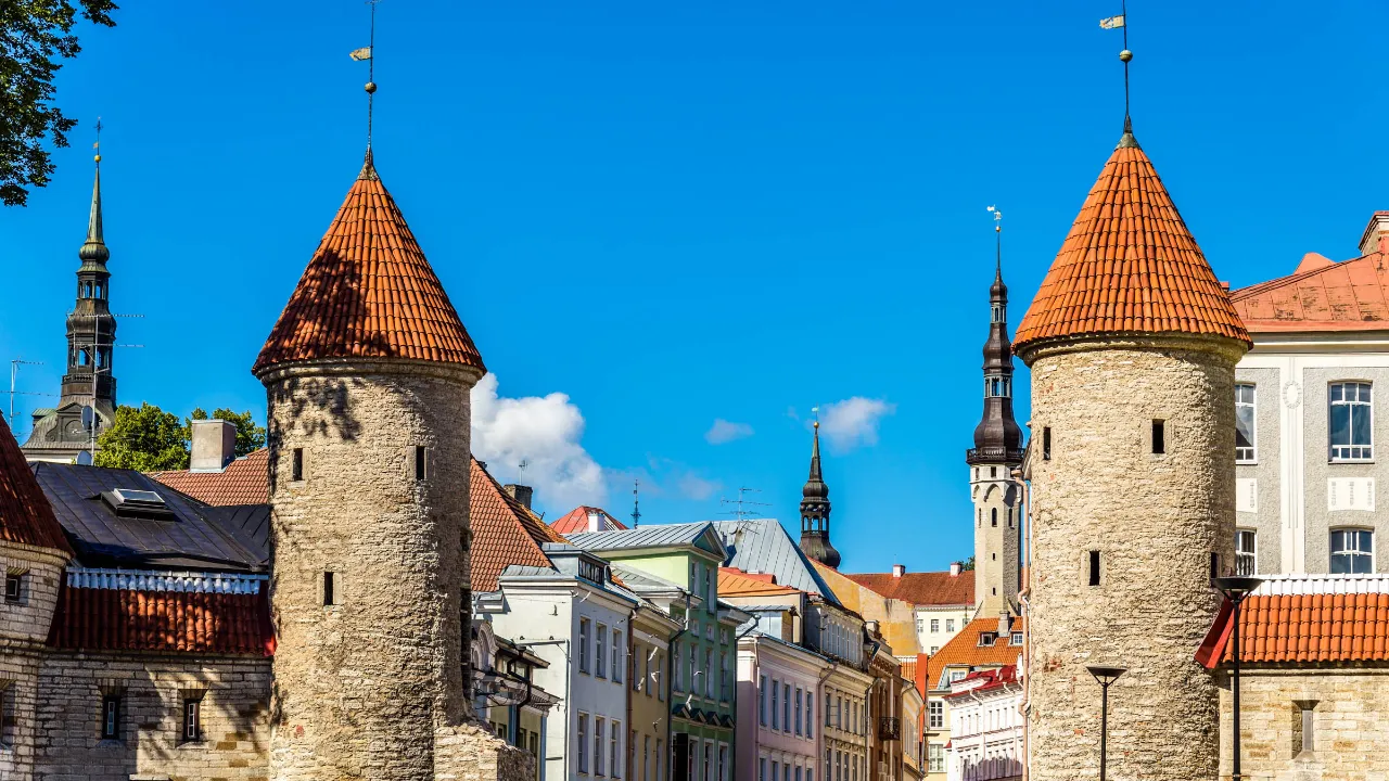 Viru-portarna, ingången till den medeltida gamla stan i Tallinn, Estland, med de karakteristiska tornen Viru-portarna, ingången till den medeltida gamla stan i Tallinn, Estland, med de karakteristiska tornen