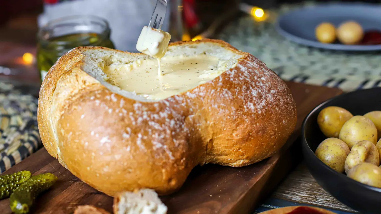 Traditionell schweizisk ostfondue med Gruyère Traditionell schweizisk ostfondue med Gruyère