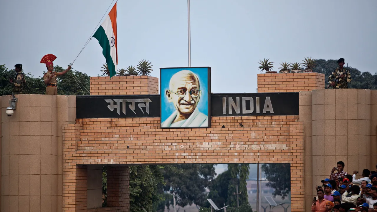 Indiens gränspost vid Wagah-gränsen mellan Indien och Pakistan med porträtt av Mahatma Gandhi och den indiska flaggan